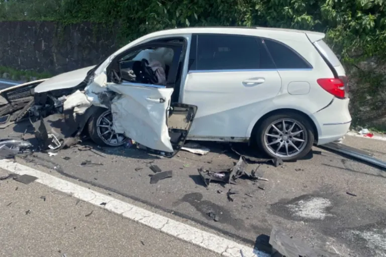 Zug - Artherstrasse nach heftiger Kollision gesperrt