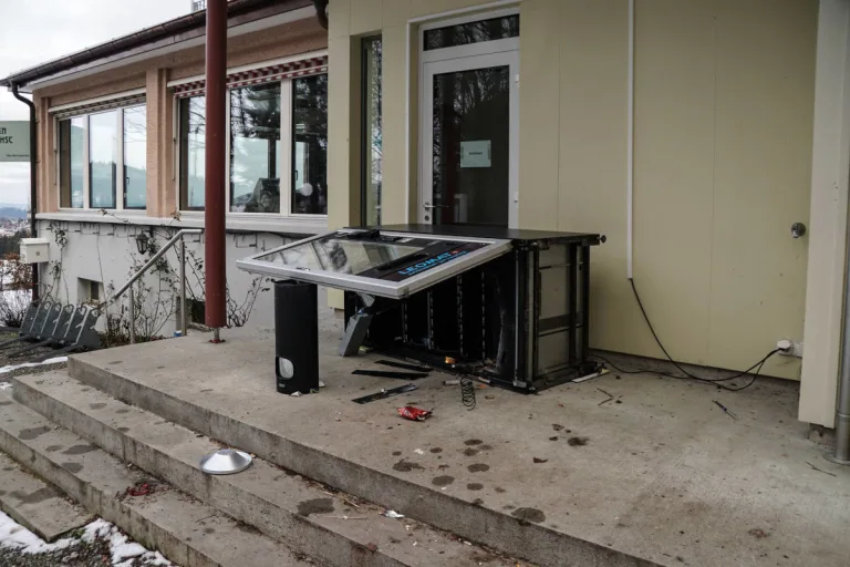 Vandalismus in St.Gallen – Verpflegungsautomat durch Feuerwerk beschädigt