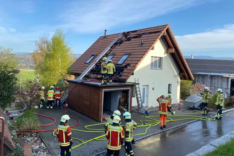 Schnottwil SO – Brand bei Einfamilienhaus wegen unsachgemäss entsorgter Asche