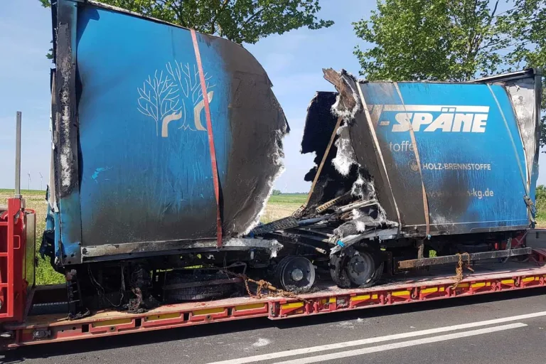 Dambeck - Brand eines Lkw-Anhängers sorgt für lang andauernde Verkehrseinschränkungen