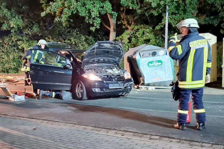 Schacht-Audorf – Auto fährt in Glascontainer – Fahrer schwer verletzt
