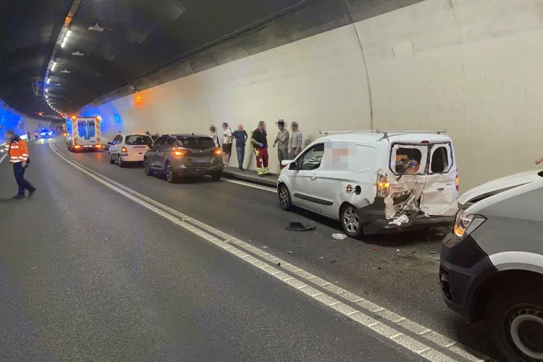 Schaffhausen - Mehrere Personen nach Unfall im Fäsenstaubtunnel verletzt