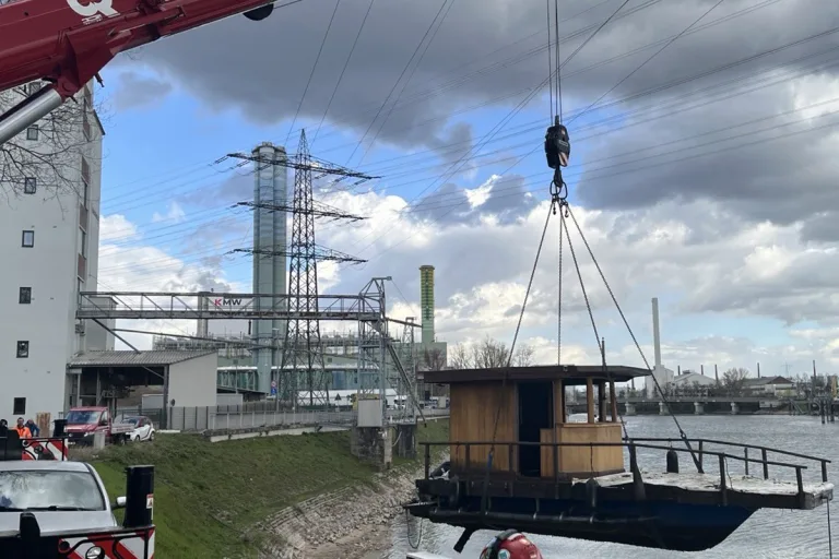 Mainz – Sinkendes Sportboot verunreinigt Gewässer