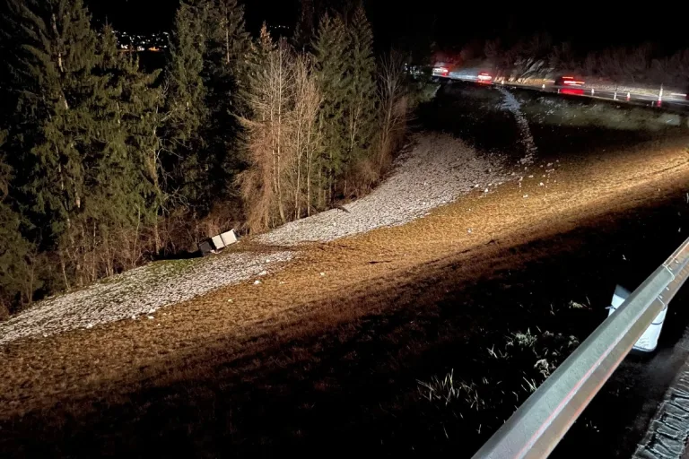 Laax GR - Auto überschlägt sich nach Unfall
