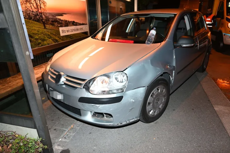 Rorschach SG - Kollision im Kreisverkehr - zwei junge Menschen verletzt