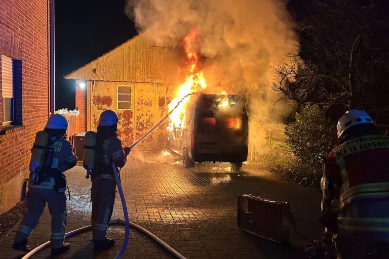 Asperden – Reisemobil brennt neben Scheune vollständig aus