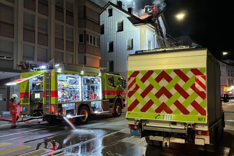 Zürich Kreis 2 – Brand in Mehrfamilienhaus  