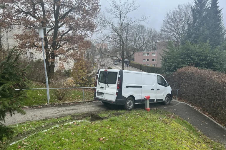 Stadt St. Gallen – 40-Jähriger fährt Lieferwagen an Hydranten fest