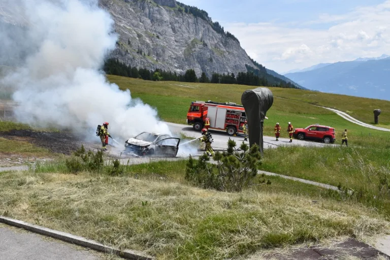 Flims - Personenwagen ein Raub der Flammen