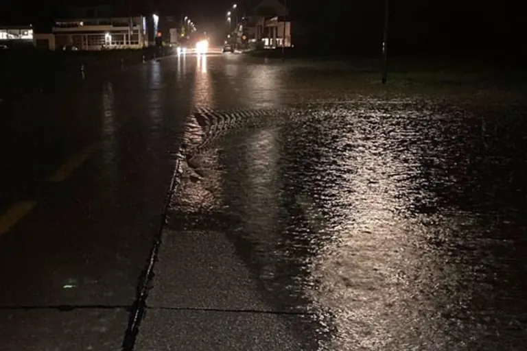 Unwetter in Freienbach SZ -  Sarenbach überflutet Hauptstrasse und verursacht dessen Sperrung