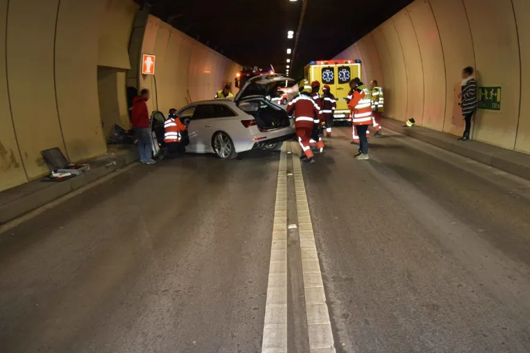 San Bernardino GR - Zwei Personen musste aus dem Auto im Tunnel befreit werden