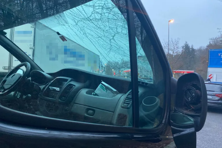 Lebensgefährlich auf der Autobahn A1 -  Eisscholle fällt von Lastwagen auf Auto!