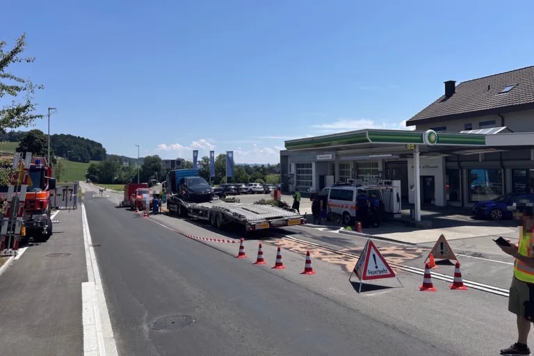 Gähwil SG – 100 Liter Diesel laufen nach Unfall in Bach