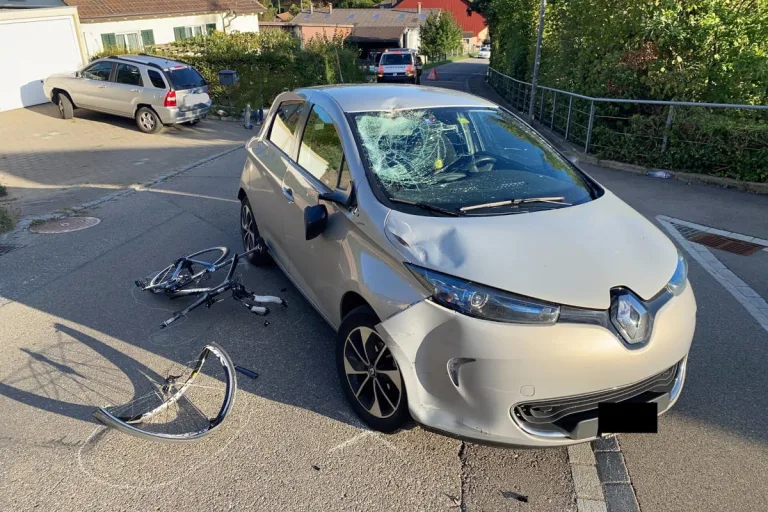 Thayngen SH –Velofahrer bei heftiger Kollision mit Auto verletzt