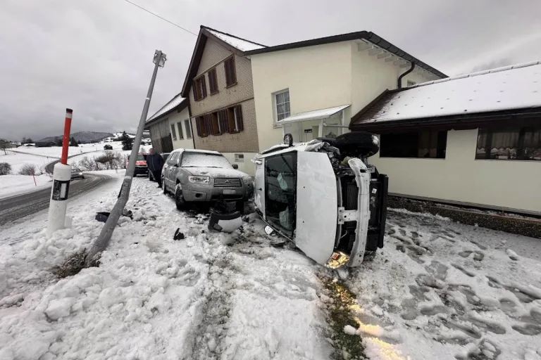 Kanton Schwyz – Zahlreiche Unfälle wegen schneebedeckten Strassen