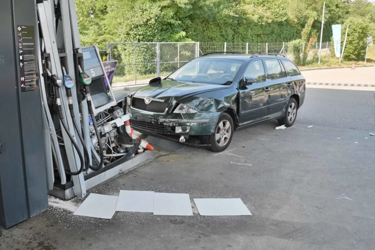 Unfall in Inwil LU – Lenker prallt gegen Tanksäule auf A14