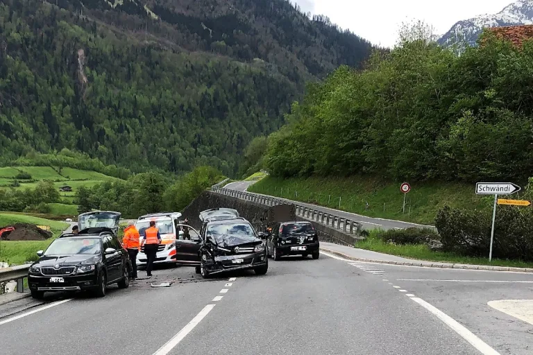 Mitlödi GL - Heftige Auffahrkollision ohne Verletzte