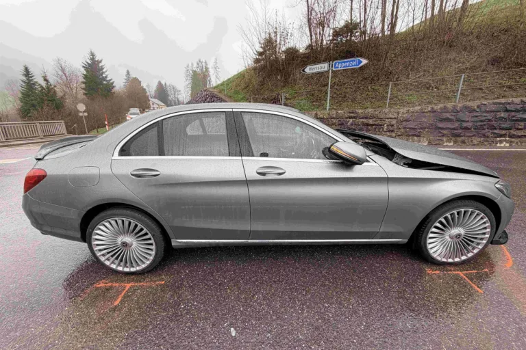Urnäsch AR – Unfall beim Einbiegen nach Stopp 