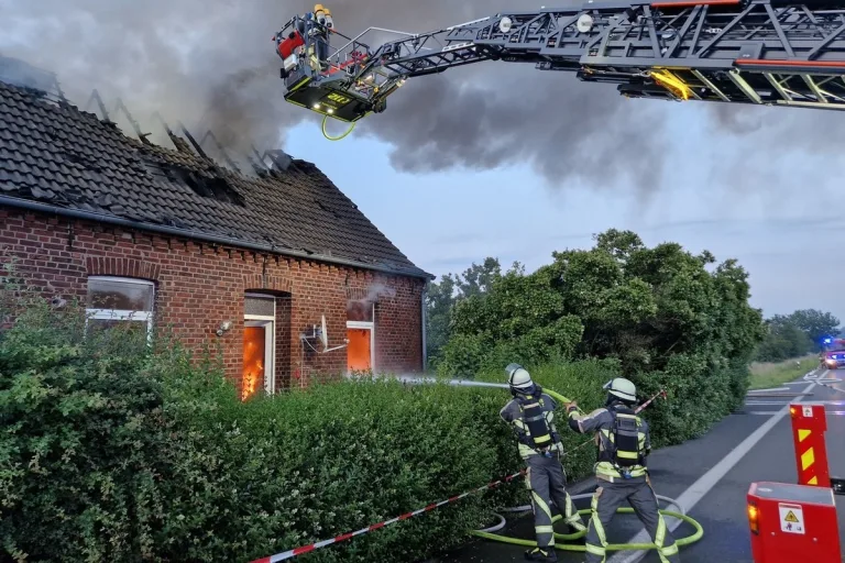 Bocholt - 90 Einsatzkräfte wegen Brand im Einsatz 