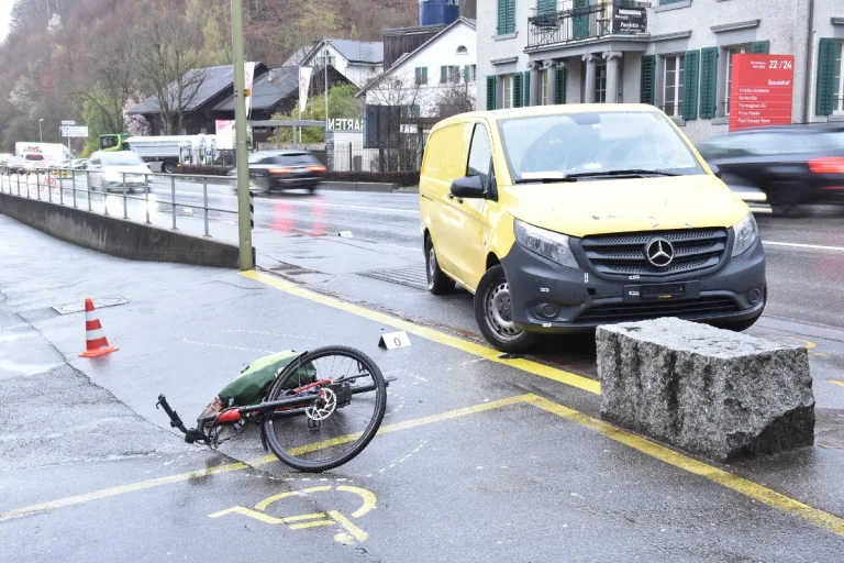 Aathal-Seegräben ZH - E-Bikefahrerin bei Verkehrsunfall schwer verletzt