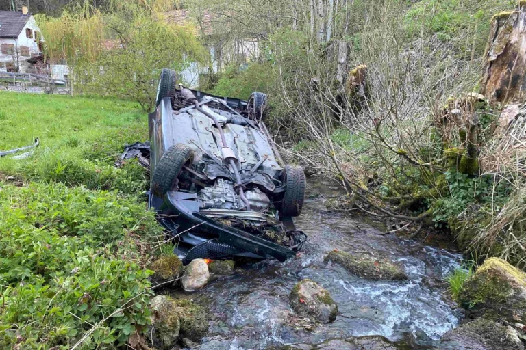 Nunningen SO - Auto gerät abseits der Strasse und überschlägt sich
