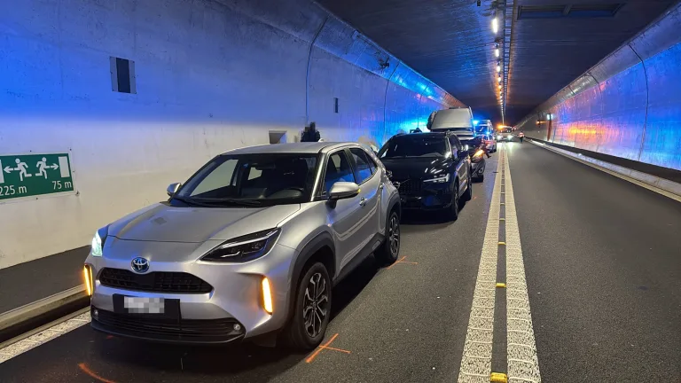 A13 Roveredo GR – Fünf Fahrzeuge in Auffahrkollision verwickelt