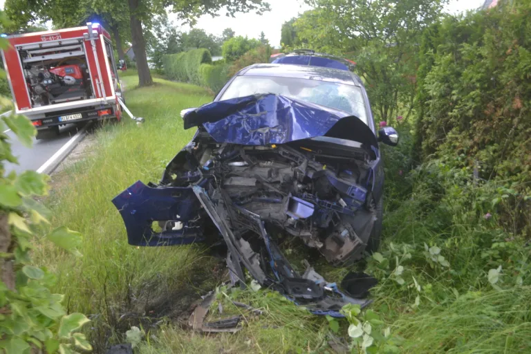 Unfall in Wendhausen – Auto kracht gegen Baum