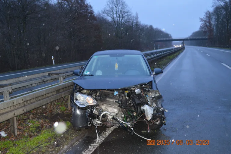 Bückeburg: Mehrfach in Leitplanke gekracht