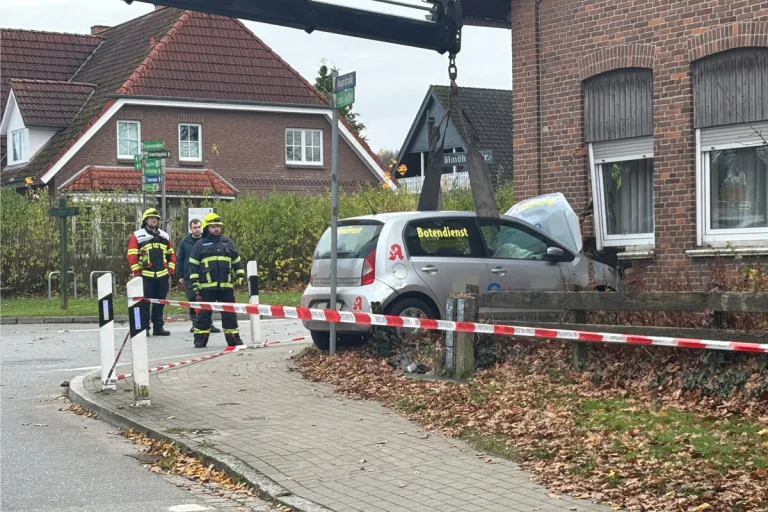 Großenaspe SH – Pkw kracht nach Unfall in Hauswand