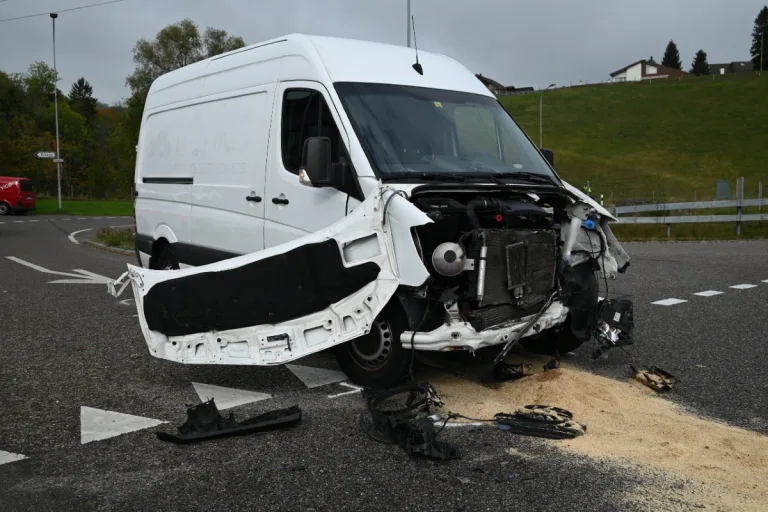 Bazenheid SG - Unfall zwischen Lieferwagen und Lastwagen