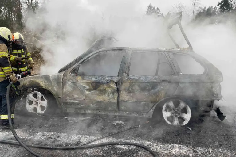 Luterbach SO - Auto brennt auf Pannenstreifen vollständig aus