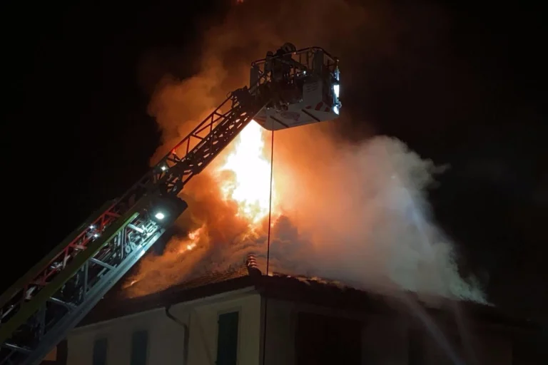 Männedorf ZH – Flammen greifen auf Gebäude über