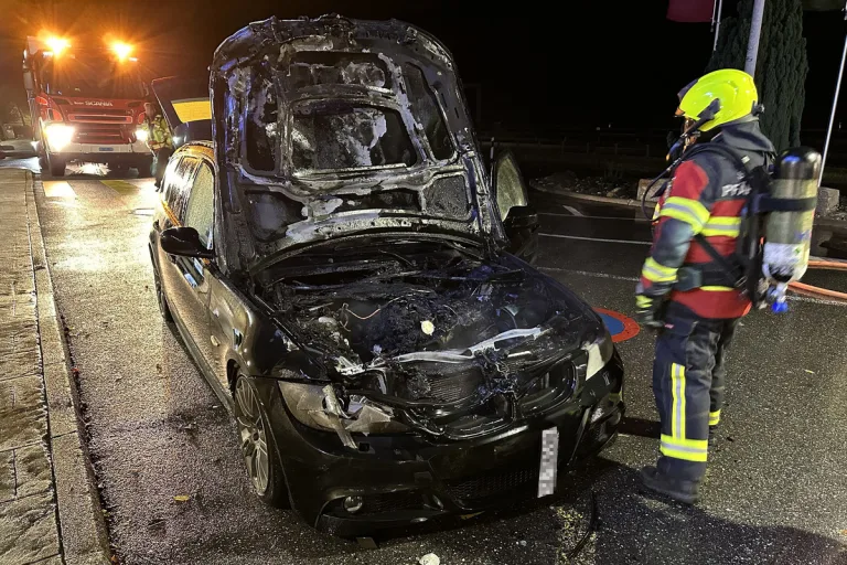 Freienbach SZ - Brand eines Fahrzeugs auf der Autobahn-Raststätte Fuchsberg