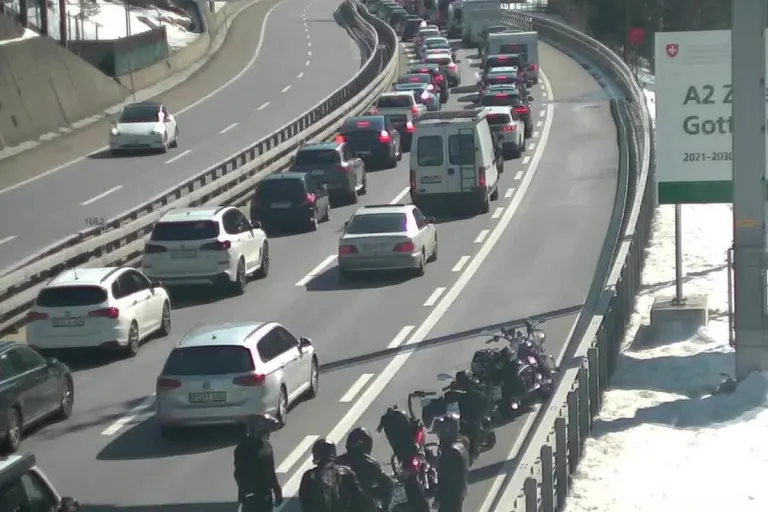 Stau vor dem Gotthard – lange Wartezeiten