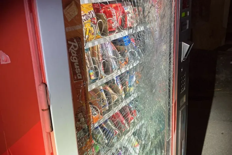 Filzbach GL - Jugendliche schlagen mit Eisenstange und Stein auf Automaten ein