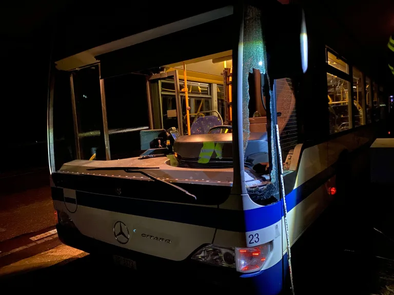 Neuheim ZG – Streifkollision zwischen Linienbus und Auto
