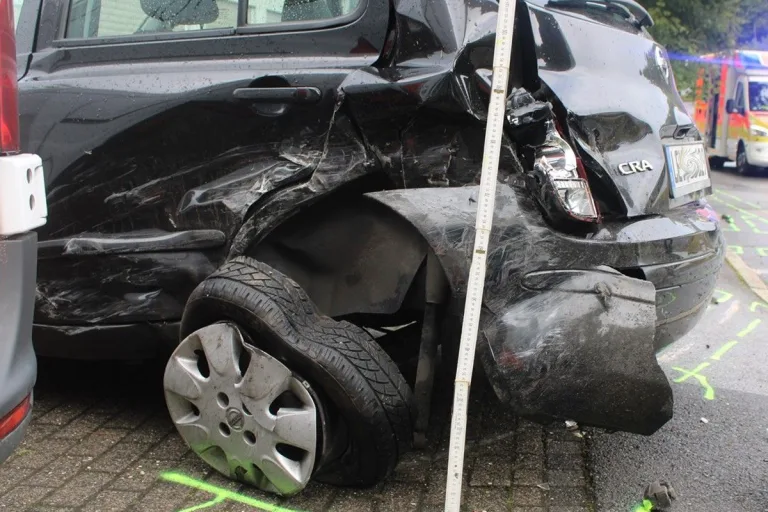 Wermelskirchen NW – 17-Jähriger ohne Führerschein nach Unfall schwer verletzt
