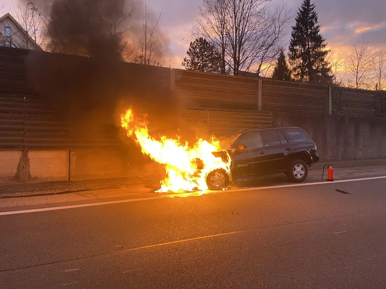 A22 Lausen BL – Fahrzeugbrand erfordert Feuerwehreinsatz