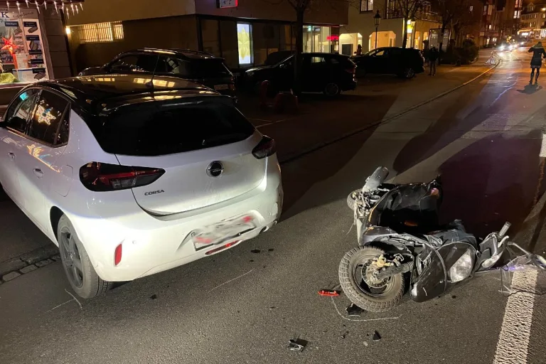 Küssnacht SZ - Rollerfahrer bei Kollision mit PW verletzt