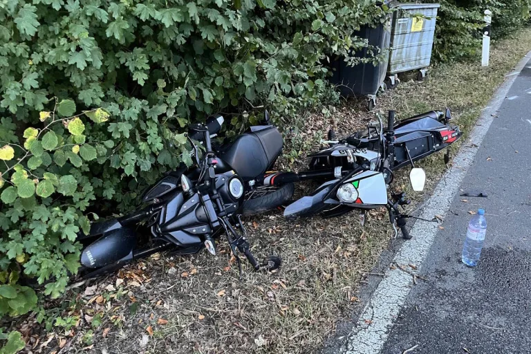 Rapperswil-Jona SG - Zwei junge Motorradfahrer in einer Kurve gestürzt