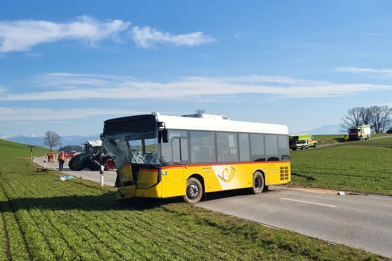 Maschwanden ZH – Heftiger Unfall zwischen Traktor und Postauto