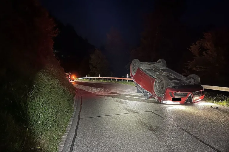 Unfall in Ziefen BL - Alfa Romeo landet auf dem Dach