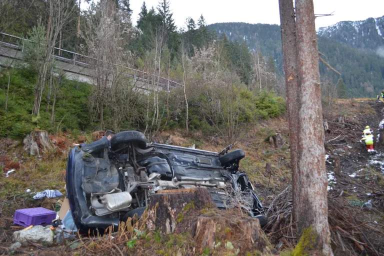 Unfall in Tiefencastel GR – Auto stürzt Abhang hinunter