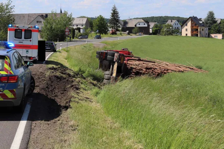 Berglicht - Holztransporter kommt von Straße ab und kippt Böschung hinunter