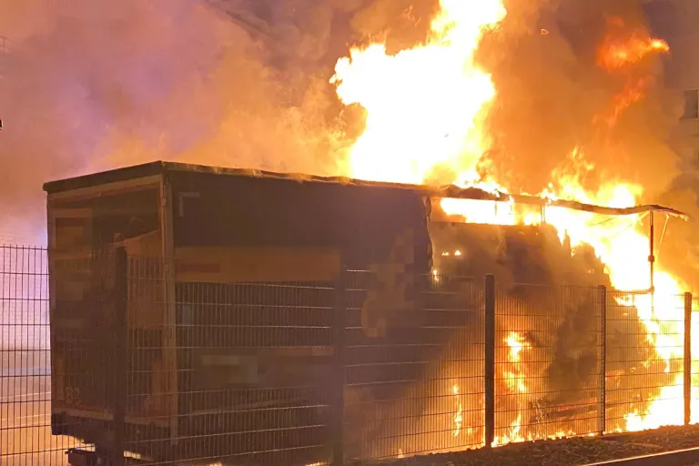 Bischofszell TG – Sattelanhänger in Flammen aufgegangen