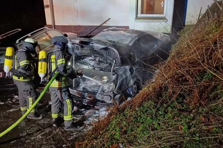  Wetter (Ruhr) NW - Auto in Brand geraten 