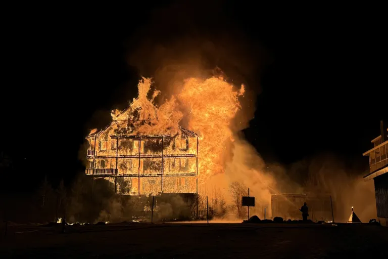 Wildhaus SG - Leerstehendes Hotel in Vollbrand - Enormer Sachschaden - Polizei sucht Zeugen 