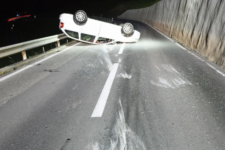 Littau LU - Junger Autofahrer baut unter Alkoholeinfluss Unfall