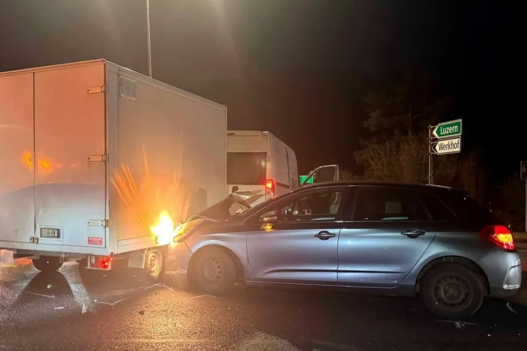 Sarnen OW – Kollision zwischen Lieferwagen und Autofahrer