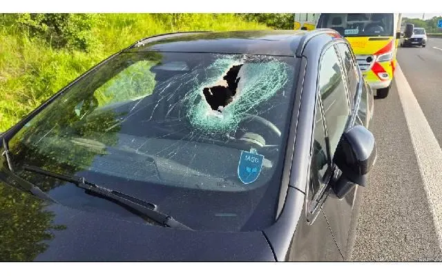 Göttingen – Metallteil verletzt Autofahrer auf A7